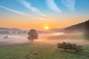Sonnenaufgang mit Bodennebel in Thüringen, Deutschland. Sonnenaufgang mit Bodennebel in Thüringen, Deutschland.