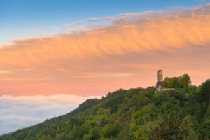 Morgennebel über Jena mit Blick auf den Fuchsturm, Deutschland. Morgennebel über Jena mit Blick auf den Fuchsturm, Deutschland.