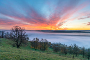 Sonnenaufgang mit Nebel über dem Saaletal in Thüringen. Sonnenaufgang mit Nebel über dem Saaletal in Thüringen.