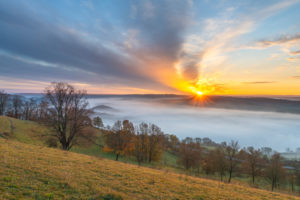 Sonnenaufgang mit Nebel über dem Saaletal in Thüringen. Sonnenaufgang mit Nebel über dem Saaletal in Thüringen.