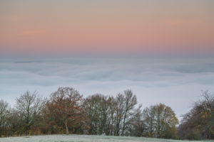 Sonnenaufgang mit Nebel über dem Saaletal in Thüringen. Sonnenaufgang mit Nebel über dem Saaletal in Thüringen.