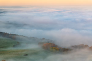 Sonnenaufgang mit Nebel über dem Saaletal in Thüringen. Sonnenaufgang mit Nebel über dem Saaletal in Thüringen.