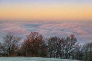 Sonnenaufgang mit Nebel über dem Saaletal in Thüringen. Sonnenaufgang mit Nebel über dem Saaletal in Thüringen.