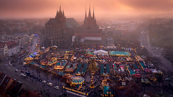 Erfurt Weihnachtsmarkt Nebel zum Sonnenuntergang, Deutschland Erfurt Weihnachtsmarkt Nebel zum Sonnenuntergang, Deutschland