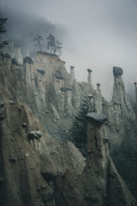 Erdpyramiden im Nebel, Südtirol, Italien Erdpyramiden im Nebel, Südtirol, Italien