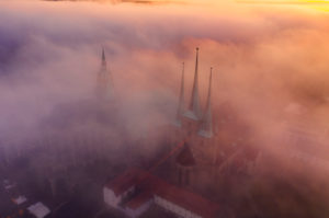 Erfurt Weihnachtsmarkt Nebel zum Sonnenuntergang, Deutschland Erfurt Weihnachtsmarkt Nebel zum Sonnenuntergang, Deutschland