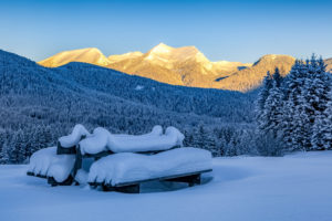 Verschneite Bank auf den Buckelwiesen bei Mittenwald Verschneite Bank auf den Buckelwiesen bei Mittenwald