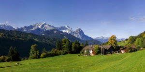 Bergbauernhof mit Blick auf die Zugspitze Bergbauernhof mit Blick auf die Zugspitze