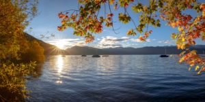 Sonnenaufgang am Walchensee, Boote, Ahorn, Herbst, Laub Sonnenaufgang am Walchensee, Boote, Ahorn, Herbst, Laub
