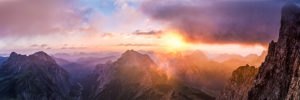 Sonnenaufgang an der Laliderer Wand, rechts zieht eine düstere Wolke über die Dreizinkenspitze, links ist das Laliderer-Tal,
Berge: Links die Falkengruppe, mittig die Gamsspitze und ganz rechts die Dreizinkenspitze
Sonnenaufgang an der Laliderer Wand, rechts zieht eine düstere Wolke über die Dreizinkenspitze, links ist das Laliderer-Tal,
Berge: Links die Falkengruppe, mittig die Gamsspitze und ganz rechts die Dreizinkenspitze