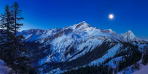 Blick auf die Alpspitze und die Zugspitze vom Kreuzjoch bei Mondlicht, auf der linken Seite der Stuiben, weiter rechts die Hochalm und auf der rechten Seite das Kreuzeckhaus. Dahinter ist der Waxenstein, unten rechts die Barbarahütte
Blick auf die Alpspitze und die Zugspitze vom Kreuzjoch bei Mondlicht, auf der linken Seite der Stuiben, weiter rechts die Hochalm und auf der rechten Seite das Kreuzeckhaus. Dahinter ist der Waxenstein, unten rechts die Barbarahütte