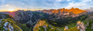 Sonnenaufgang im Karwendel, der Karwendelhauptkamm im Morgenrot.
Bergpanorama von rechts: Birkarspitze, Kaltwasserkarspitze, Moserkarspitze, Kühlkarspitze, Sonnenspitzen, Bockkarspitze, Ladiztürme, Lalidererspitze, Dreizinkenspitze, Mittig der Mahnkopf und weiter links die Falkengruppe mit Laliderer Falk und Risser Falk, unten das Johannistal mit dem Weg über die Ladiz Alm zur Falkenhütte oder nach rechts zum Karwendelhaus. Sonnenaufgang im Karwendel, der Karwendelhauptkamm im Morgenrot.
Bergpanorama von rechts: Birkarspitze, Kaltwasserkarspitze, Moserkarspitze, Kühlkarspitze, Sonnenspitzen, Bockkarspitze, Ladiztürme, Lalidererspitze, Dreizinkenspitze, Mittig der Mahnkopf und weiter links die Falkengruppe mit Laliderer Falk und Risser Falk, unten das Johannistal mit dem Weg über die Ladiz Alm zur Falkenhütte oder nach rechts zum Karwendelhaus.