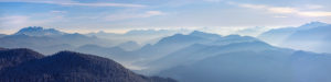 Alpenpanorama kurz nach Sonnenaufgang, in den Tälern hängt der Morgendunst, Berggipfel: inks die Benediktenwand, unten sieht man einen Teil des Walchensees, ganz rechts der Schafreuter Alpenpanorama kurz nach Sonnenaufgang, in den Tälern hängt der Morgendunst, Berggipfel: inks die Benediktenwand, unten sieht man einen Teil des Walchensees, ganz rechts der Schafreuter