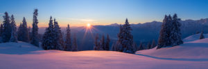 Sonnenaufgang auf der Wallgauer Alm mit Blick auf das Karwendelgebirge, im Vordergrund glitzert der Pulverschnee in der aufgehenden Sonne, Sonnenaufgang auf der Wallgauer Alm mit Blick auf das Karwendelgebirge, im Vordergrund glitzert der Pulverschnee in der aufgehenden Sonne,