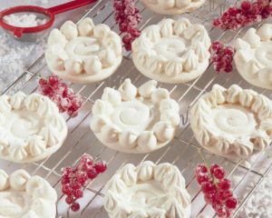 Sweet, meringue tartlet, currants, Still life, product photography, meringue, cakes and pastries, icing sugar, meringue, sweets, sugar cake, cake grid