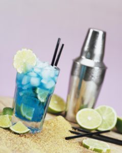 Cocktail, Blue Curacao, limes, ice cubes, brown sugar, shaker drink, alcohol, alcoholic, alcoholic, long drink, cocktail glass, blue, drinking, straws, straws, Schüttelbecher, sugar, brown, studio, Still life