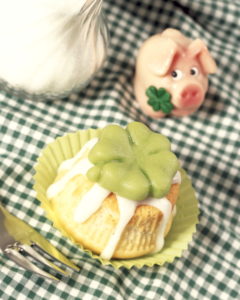 Muffin, icing, cloverleaf, luck pig cake, cakes and pastries, tartlets, icing, decoration, marzipan decoration, marzipan, pig, clover, conception, luck bringer, luck, luck icons, destiny, New Year's Eve, turn the year, food, eat, Still life, product photography