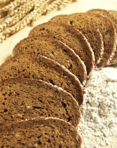 Wholemeal bread, cut open, wholemeal flour, grain ears, detail, bread, slices bread, slices, grain, ears, flour, cheek product, food, nutrition healthy, bread sort, ground food, roughage, roughage-containing, whole foods, Food, Still life