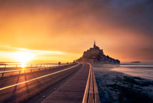 Le Mont-Saint-Michel in der Normandie bei Sonnenuntergang und dramatischem Himmel Le Mont-Saint-Michel in der Normandie bei Sonnenuntergang und dramatischem Himmel