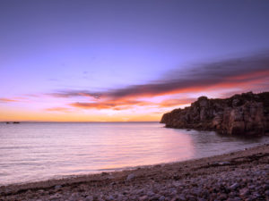 Felsküste in der Bretagne. Sonnenuntergang über dem Meer Felsküste in der Bretagne. Sonnenuntergang über dem Meer