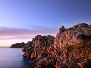 Felsküste in der Bretagne. Sonnenuntergang über dem Meer Felsküste in der Bretagne. Sonnenuntergang über dem Meer