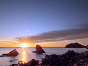 Felsküste in der Bretagne. Sonnenuntergang über dem Meer Felsküste in der Bretagne. Sonnenuntergang über dem Meer