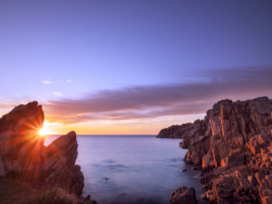 Felsküste in der Bretagne. Sonnenuntergang über dem Meer Felsküste in der Bretagne. Sonnenuntergang über dem Meer