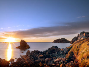 Felsküste in der Bretagne. Sonnenuntergang über dem Meer Felsküste in der Bretagne. Sonnenuntergang über dem Meer