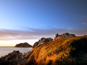 Felsküste in der Bretagne. Sonnenuntergang über dem Meer Felsküste in der Bretagne. Sonnenuntergang über dem Meer