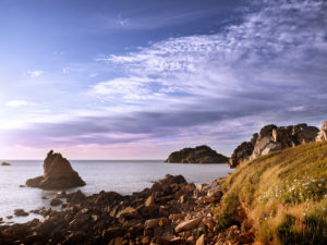 Felsküste in der Bretagne. Sonnenuntergang über dem Meer Felsküste in der Bretagne. Sonnenuntergang über dem Meer