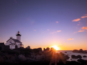 Leuchtturm Phare de Pontusval in der Bretagne bei Sonnenuntergang Leuchtturm Phare de Pontusval in der Bretagne bei Sonnenuntergang