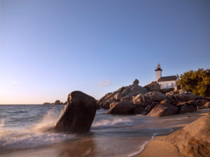 Leuchtturm Phare de Pontusval in der Bretagne. Abendsonne, Blick vom Strand Leuchtturm Phare de Pontusval in der Bretagne. Abendsonne, Blick vom Strand