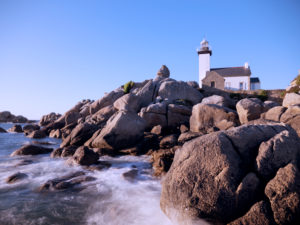 Der weiße Leuchtturm Phare de Pontusval thront über den Felsen und wird von der Sommersonne angestrahlt. Bretagne, Frankreich Der weiße Leuchtturm Phare de Pontusval thront über den Felsen und wird von der Sommersonne angestrahlt. Bretagne, Frankreich