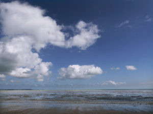 Küste bei Ebbe, blauem Himmel und Wolken. Bretagne bei St. Malo Küste bei Ebbe, blauem Himmel und Wolken. Bretagne bei St. Malo