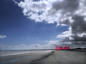 Eine Gruppe Strandsegler wartet auf den Einsatz. Die Sonne lässt die Segel erstrahlen Eine Gruppe Strandsegler wartet auf den Einsatz. Die Sonne lässt die Segel erstrahlen