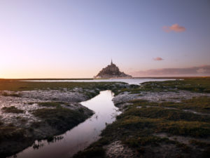 Le Mont-Saint-Michel bei Sonnenuntergang. Nach der Flut zieht sich das Wasser zurück Le Mont-Saint-Michel bei Sonnenuntergang. Nach der Flut zieht sich das Wasser zurück