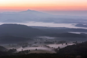 Herbstlicher Sonnenaufgang im Zittauer Gebirge, Sachsen, Deutschland Herbstlicher Sonnenaufgang im Zittauer Gebirge, Sachsen, Deutschland