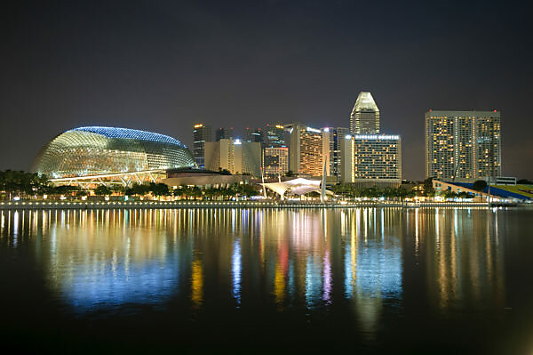 Bildagentur Mauritius Images Esplanade Concert Hall Marina Bay With Skyline At Night Singapore Southeast Asia Asia