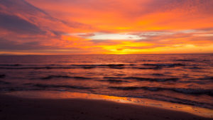 Sonnenaufgang in kräftigen orangenen Farben an der Ostsee Sonnenaufgang in kräftigen orangenen Farben an der Ostsee