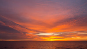 Sonnenaufgang in kräftigen orangenen Farben an der Ostsee Sonnenaufgang in kräftigen orangenen Farben an der Ostsee