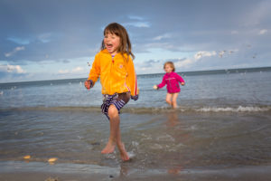 3-6 jähriges Mädchen mit Freundin im Wasser an der Ostsee 3-6 jähriges Mädchen mit Freundin im Wasser an der Ostsee
