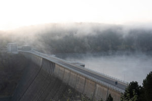Germany, Saxony-Anhalt, Upper Harz, Rappbodetalsperre, dam with mist, Harz.