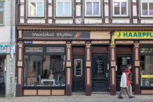 Germany, Saxony-Anhalt, Wernigerode, Weinton Ryton, downtown, Wernigerode, two pedestrians, half-timbered house.