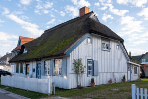 Deutschland, Mecklenburg-Vorpommern, Prerow, traditionelles Haus mit Reetdach Deutschland, Mecklenburg-Vorpommern, Prerow, traditionelles Haus mit Reetdach