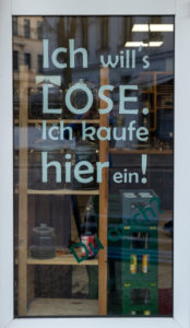 Deutschland, Sachsen-Anhalt, Magdeburg, Unverpacktladen „Frau Erna`s loser Lebensmittelpunkt“, Eingang mit Schriftzug „Ich will`s LOSE. Ich kaufe hier ein!“ Deutschland, Sachsen-Anhalt, Magdeburg, Unverpacktladen „Frau Erna`s loser Lebensmittelpunkt“, Eingang mit Schriftzug „Ich will`s LOSE. Ich kaufe hier ein!“