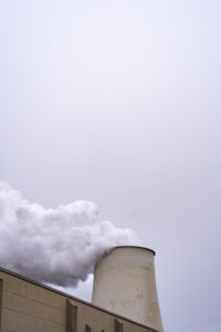Deutschland, Brandenburg, Jänschwalde, Wasserdampf steigt aus einem Kühlturm des Braunkohlekraftwerkes Jänschwalde der Lausitz Energie Bergbau AG Deutschland, Brandenburg, Jänschwalde, Wasserdampf steigt aus einem Kühlturm des Braunkohlekraftwerkes Jänschwalde der Lausitz Energie Bergbau AG