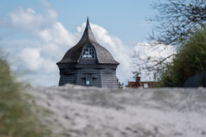 Deutschland, Mecklenburg-Vorpommern, Hiddensee, eine alte Windmühle steht hinter dem Deich in dem Fischerdorf Vitte. Deutschland, Mecklenburg-Vorpommern, Hiddensee, eine alte Windmühle steht hinter dem Deich in dem Fischerdorf Vitte.