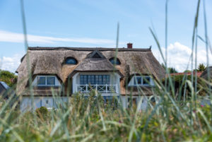 Reetgedecktes Haus mit Strandgras, Vitte, Insel Hiddensee. Reetgedecktes Haus mit Strandgras, Vitte, Insel Hiddensee.