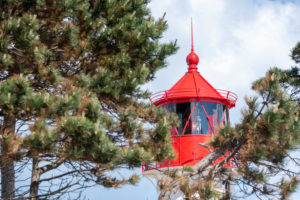 Deutschland, Mecklenburg-Vorpommern, Hiddensee, alter Leuchtturm Gellen auf einer Grasdüne. Sonniger Sommertag. Schöner blauer Himmel mit Wolken im Hintergrund, Ostsee. Deutschland, Mecklenburg-Vorpommern, Hiddensee, alter Leuchtturm Gellen auf einer Grasdüne. Sonniger Sommertag. Schöner blauer Himmel mit Wolken im Hintergrund, Ostsee.