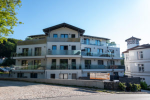 Deutschland, Mecklenburg-Vorpommern, Insel Rügen, Sassnitz, moderne Stadthäuser stehen in der Altstadt, Ostsee Deutschland, Mecklenburg-Vorpommern, Insel Rügen, Sassnitz, moderne Stadthäuser stehen in der Altstadt, Ostsee